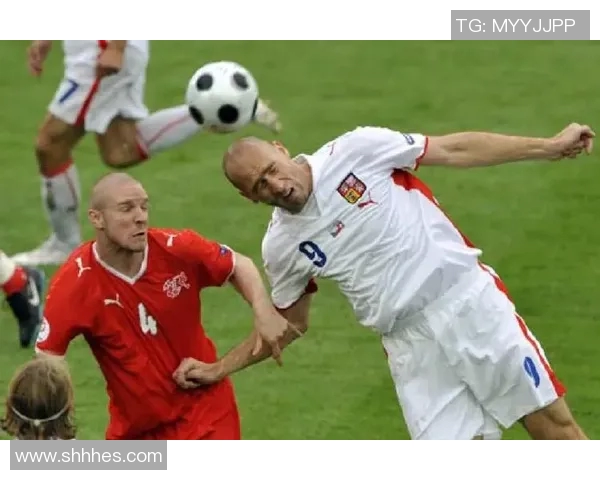 足球巨星童年照：从青涩少年到绿茵场上的传奇风采